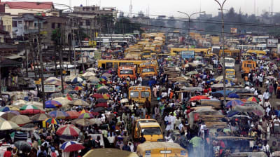 Ett gytter av människor och bilar i staden Lagos i Nigeria.