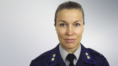 En kvinna i militärisk löjtnantklädsel.