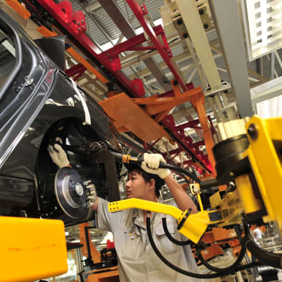 Kiinalainen työntekijä Donfeng Peugeot Citroen Automobile Companyn tehtaalla Wuhanissa.