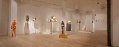 Sisäkuva nykytaidenäyttelystä, puusta tehtyjä veistoksia taidekeskus Antareksessa