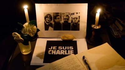 sorgaddress för Charlie Hebdo-offren med fotografier och ljus