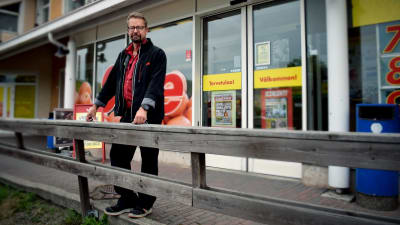 Per Dannström framför matbutiken Sale i Dalsbruk.