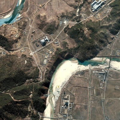 En satellitbild från år 2002 av Nordkoreas främsta kärnforskningscentrum i Yongbyong, 100 kilometer norr om Pyongyang.