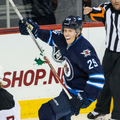 Patrik Laine firar mål.