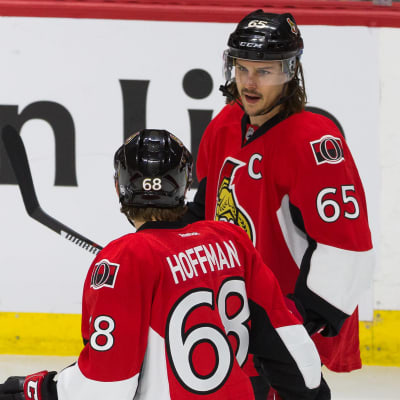 Mike Hoffman och Erik Karlsson på isen.