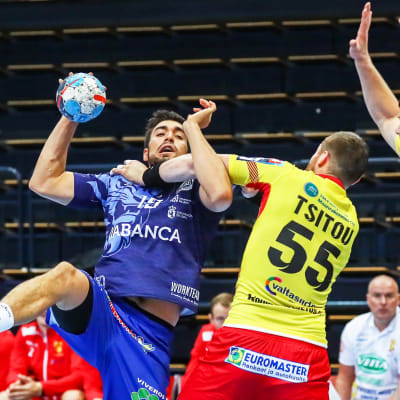 Cocks Aliaksandr Tsitou försöker stoppa en Ademar León-spelare i handbollens Champions League.