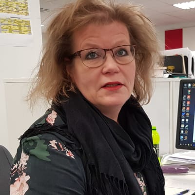 Ann-Lis Fredriksson, redaktör för Nyheter på lätt svenska, vid en bordsdator på redaktionen. 