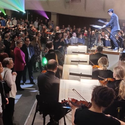 Open Orchestran soittajia ja yleisöä Turun konserttitalossa.