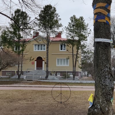 Ukrainska färger framför ryska konsulatet i Mariehamn.