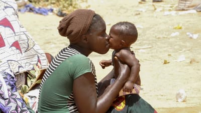Kvinna och barn på flyktingläger i Nigeria
