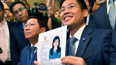 Den glädjestrålande ledaren för Thai Raksa Chart, Preechapol Pongpanich visar upp dokumentet som bevisar prinsessan Ubolratnas kandidatur. 