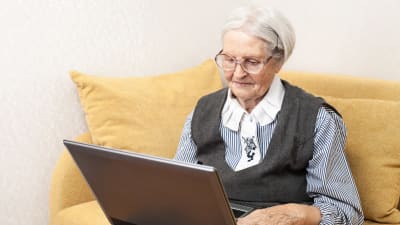 Äldre kvinna med laptop.