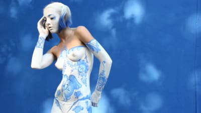 Kvinna kroppsmålad i blått