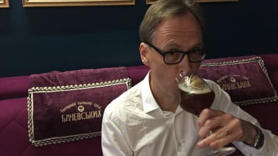 Kaj Arnö dricker en öl