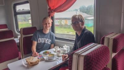 Två män i rysk tågrestaurang