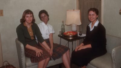 Rosemary Jacobs med vänner när hon var i 20-årsåldern. 