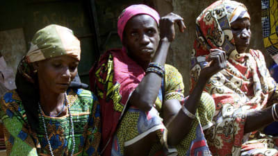 Fulanikvinnor som säljer mjölk på ett torg i Mali