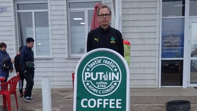 Kaj Arnö och skylt om Putin café