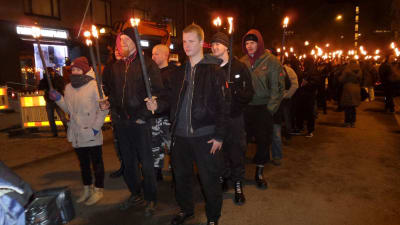 612-fackeltåget startade från Tölö torg och marscherade till Sandudds begravningsplats för att lägga ljus på hjältegravarna.