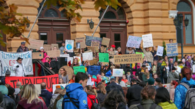 Barn med plakat med slogans för klimatet
