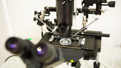 Ett mikroskop och laboratorieutrustning.