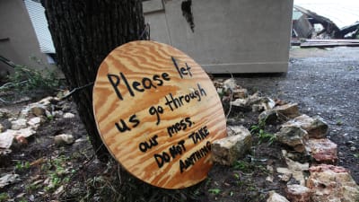 En skylt i efterdyningarna efter stormarna som skakat norra Mexiko, Texas och Oklahoma