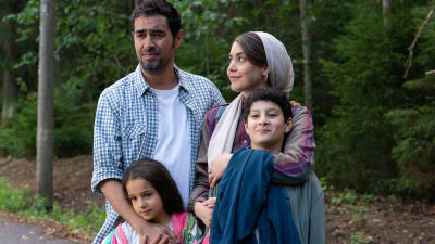 En iransk familj kramas.