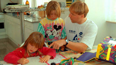 Mikael Källman med barnen Jennifer och Emilie i Tyskland hösten 1995.