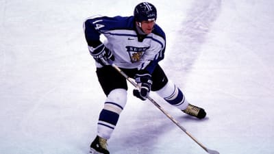 Raimo Helminen med pucken.