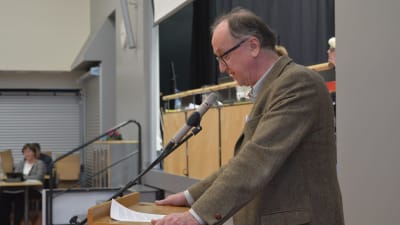 SFP-politikern Thomas Rosenberg står i en talarstol.