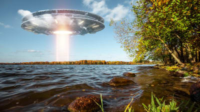 UFO som svävar ovanför en sjö.