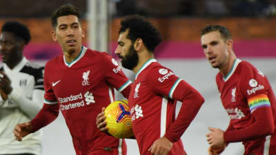 Mohamed Salah joggar med bollen i handen.