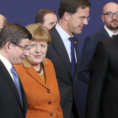 Turkiets premiärminister Ahmet Davotoglu och Tysklands förbundskansler Angela Merkel samtalar under EU-toppmötet den 7 mars.