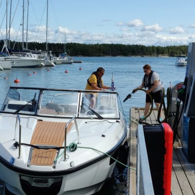 Moottorivenettä tankataan Nauvon vierasvenesatamassa.