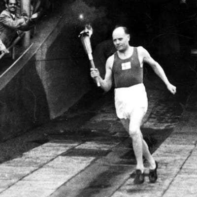 Paavo Nurmi löper in med OS-elden, Helsingfors 1952.