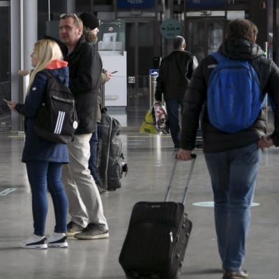 Resenärer i Västra terminalen, i Helsingfors i maj 2020. 