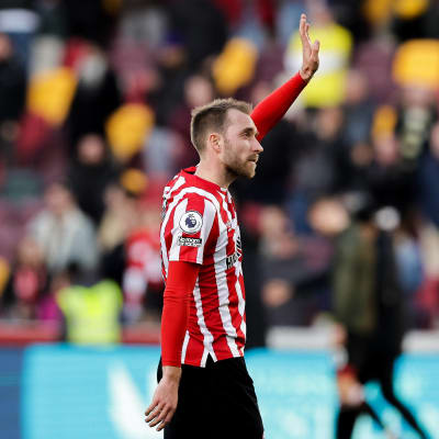 Christian Eriksen vinkar till publiken.