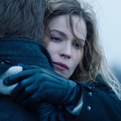 Sofia Karppi (Pihla Viitala) halaa kollegaansa Sakari Nurmea (Lauri Tilkanen).