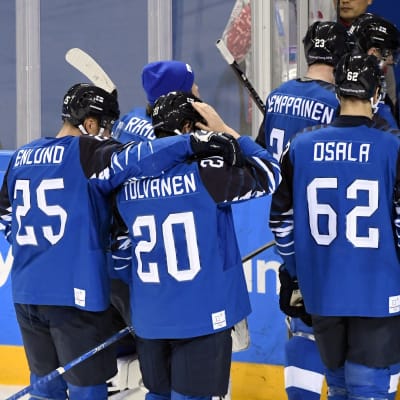 Besvikna ishockeylejon efter OS-förlusten mot Sverige.