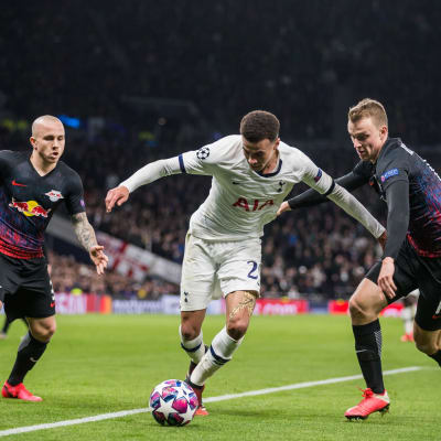 Leipzig försvarar mot Tottenham