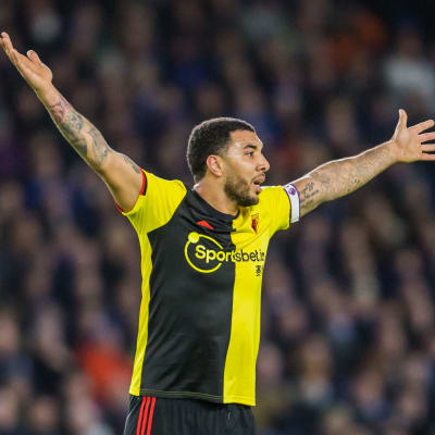 Watfords lagkapten Troy Deeney med händerna uppe.