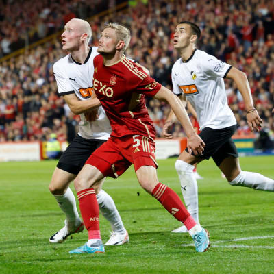 Richard Jensen i en duell i matchen mot Häcken.