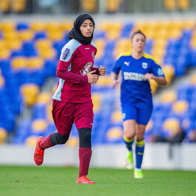 Chesham Uniteds Amina Hanif spelar fotboll.