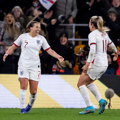 Fran Kirby och Lauren Hemp firar mål för England.