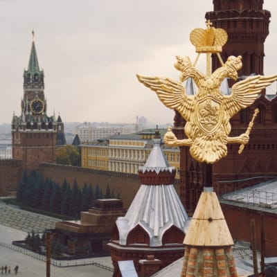 Den ryska tvåhövdade örnen med Kreml i bakgrunden