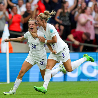 Engelska spelare firar mål.
