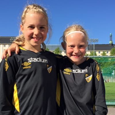 Emma Sjöberg Perez och Elin Brandt spelar båda FC Honka.