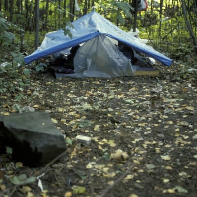 Ett tält byggt av plast.