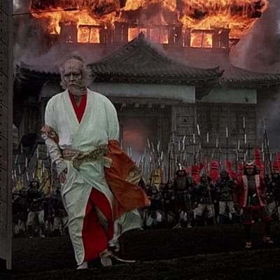 Hidetora (Tatsuya Nakadai) jättää palavan linnansa elokuvassa Ran