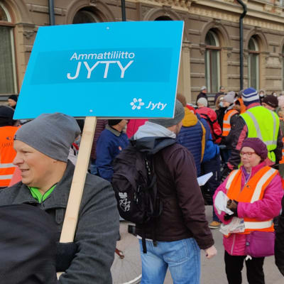 Jyty och JHL strejkar i Åbo vid stadshuset.